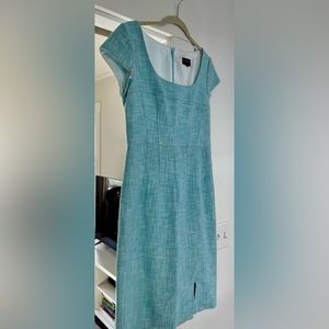 Summery; Scoop sq neck; Lined; Structured hugging fit; Teal tweed-like fabric.